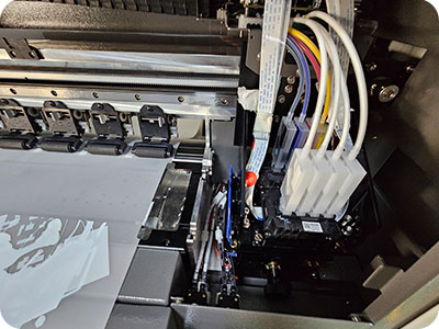 Capping station moisture system